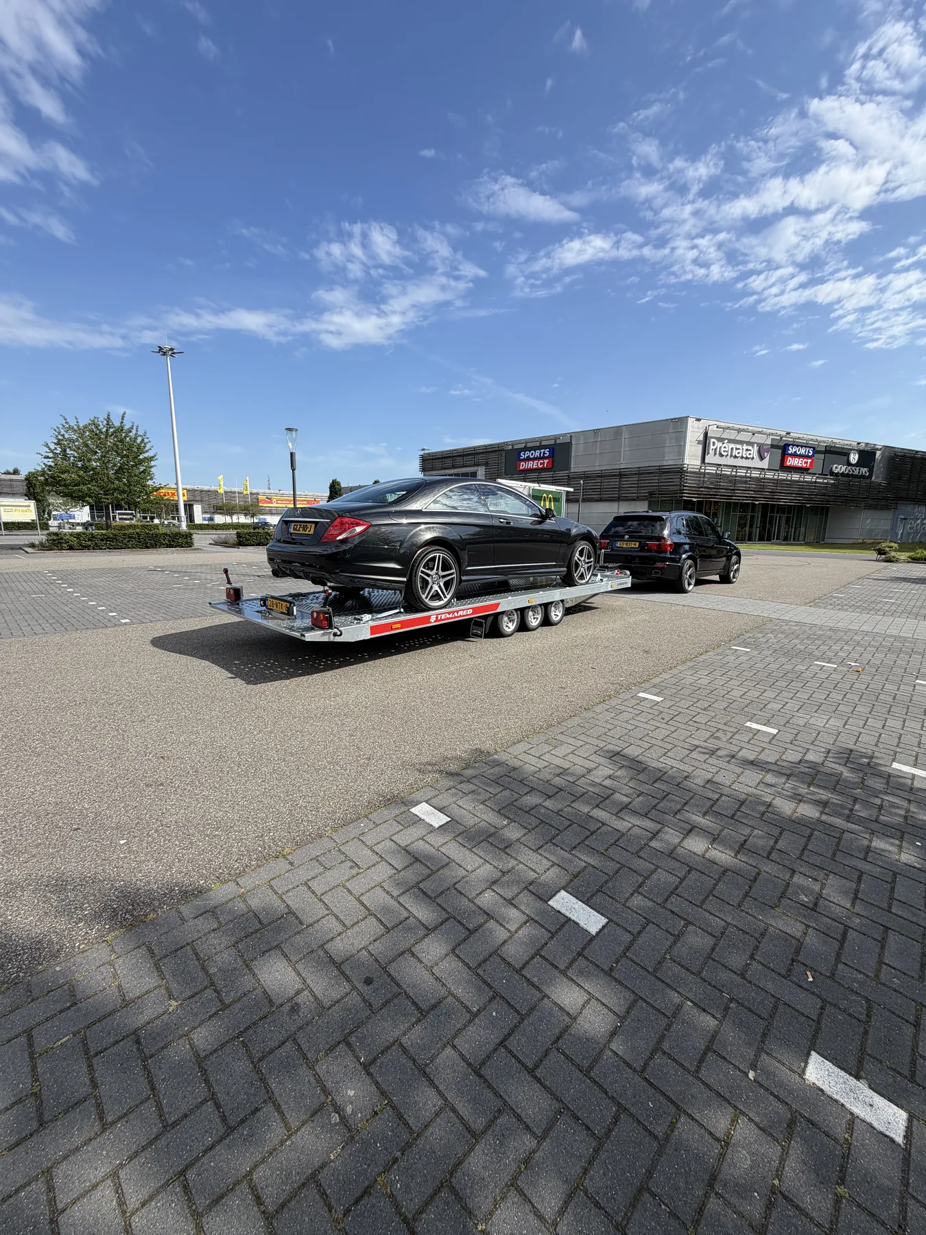 Achterzijde Mercedes CL op Temared dieplader — aflevering bij Mercedes specialist, transport door Zorgeloos Autotransport